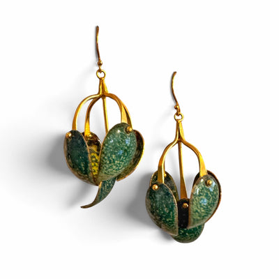 Chandelier shaped earrings with green leaves